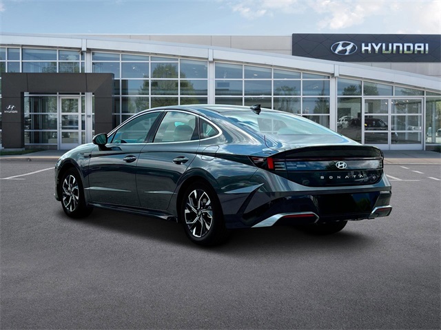 Vehicle image 10 of 19