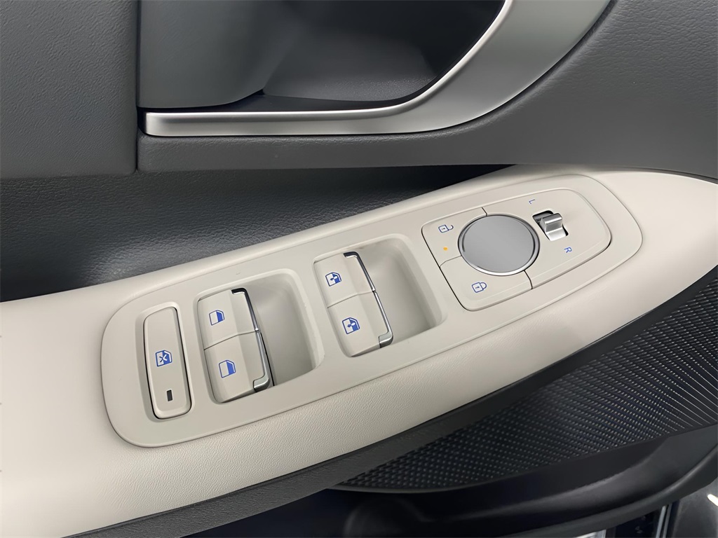 Vehicle image 22 of 34