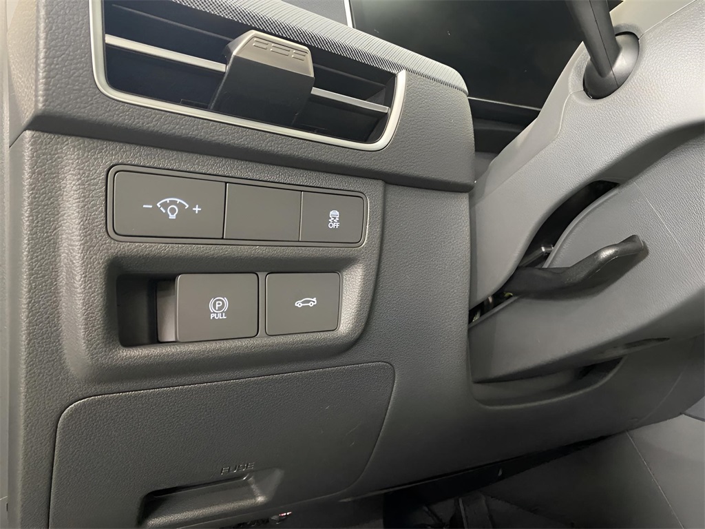 Vehicle image 23 of 34
