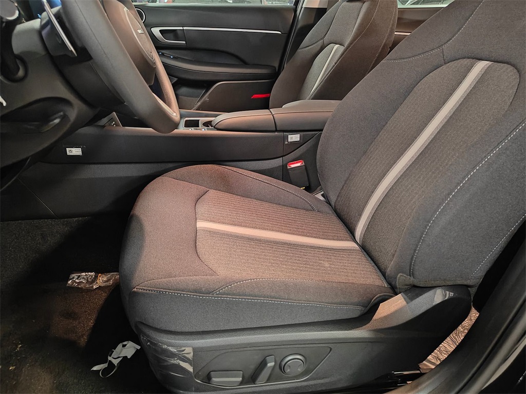 Vehicle image 19 of 24