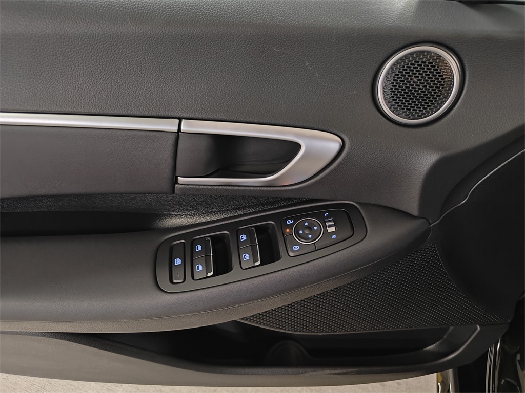 Vehicle image 18 of 24
