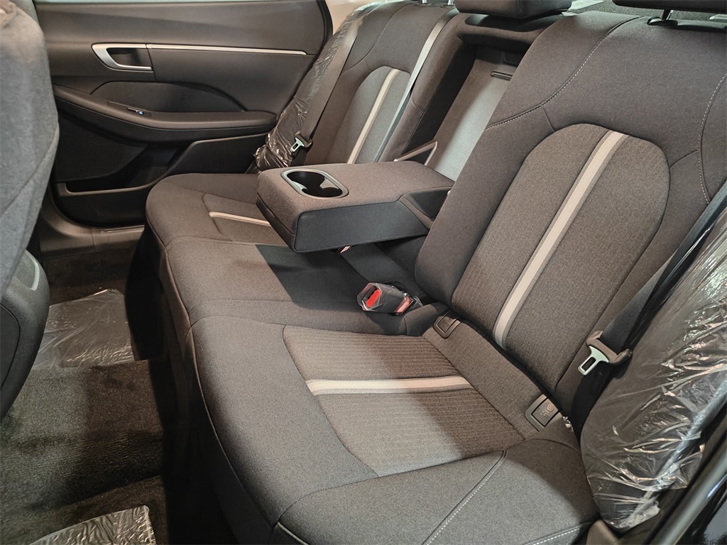 Vehicle image 11 of 24