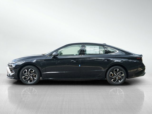 Vehicle image 4 of 24