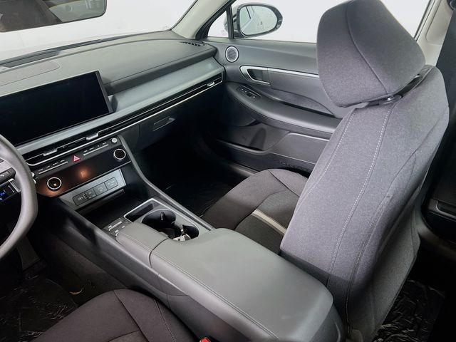 Vehicle image 11 of 24