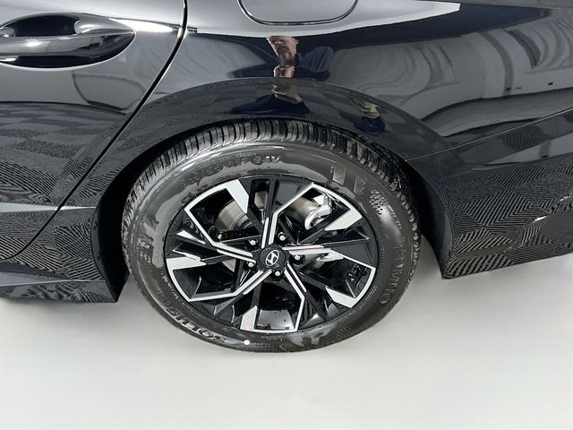 Vehicle image 8 of 24