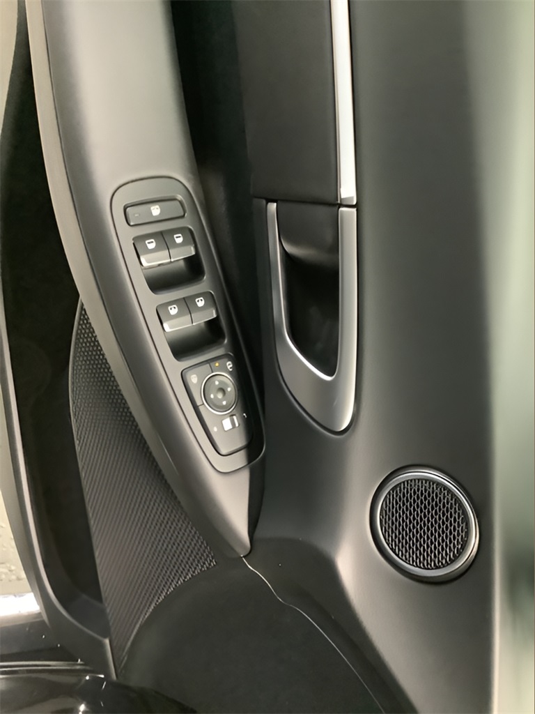 Vehicle image 10 of 28