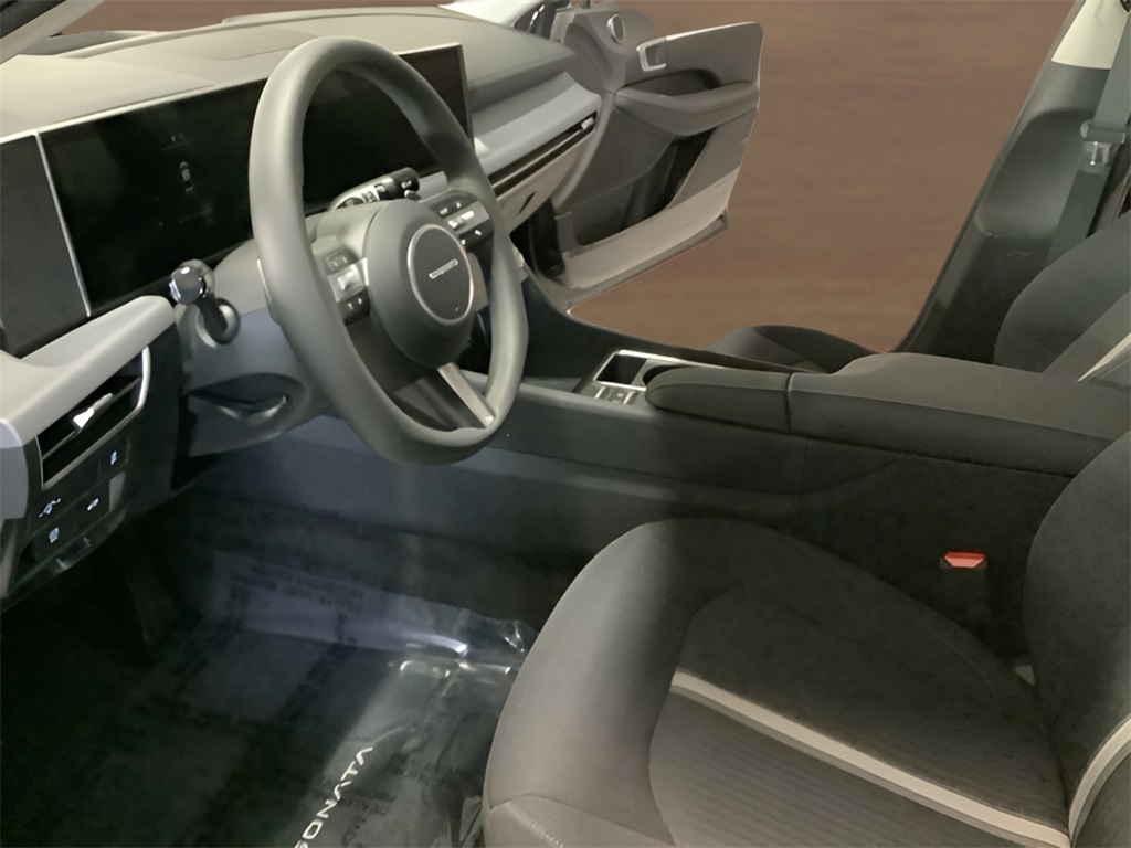 Vehicle image 12 of 28