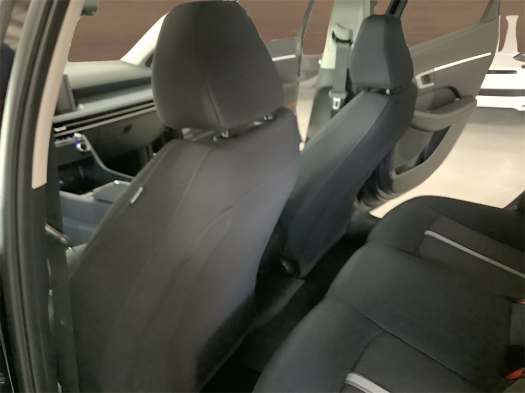 Vehicle image 14 of 28