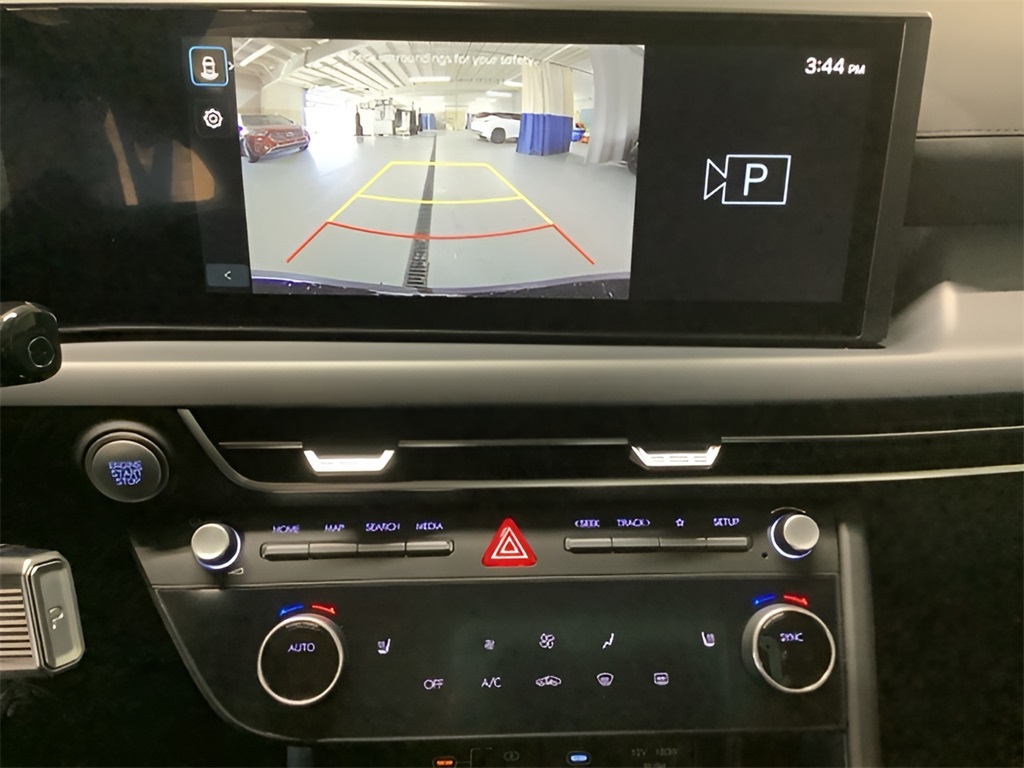 Vehicle image 21 of 28