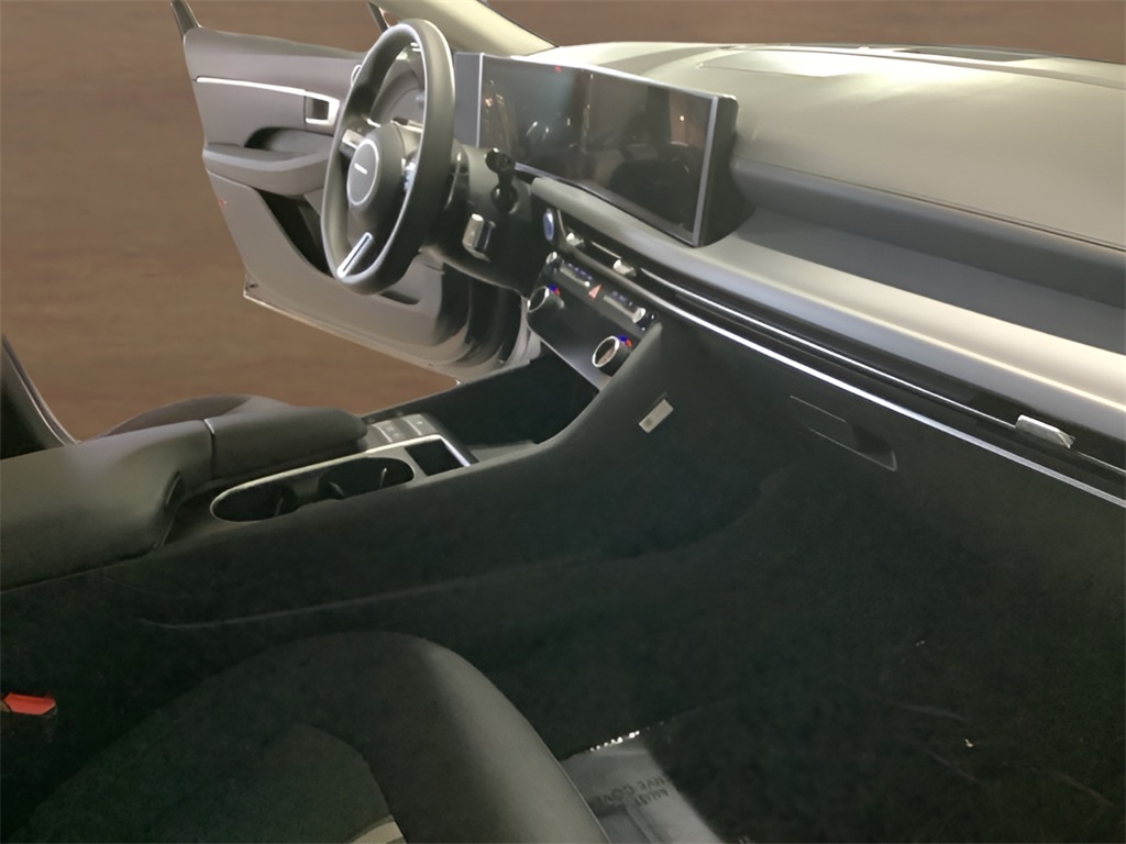 Vehicle image 18 of 28