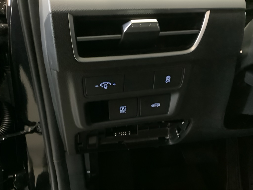 Vehicle image 11 of 28