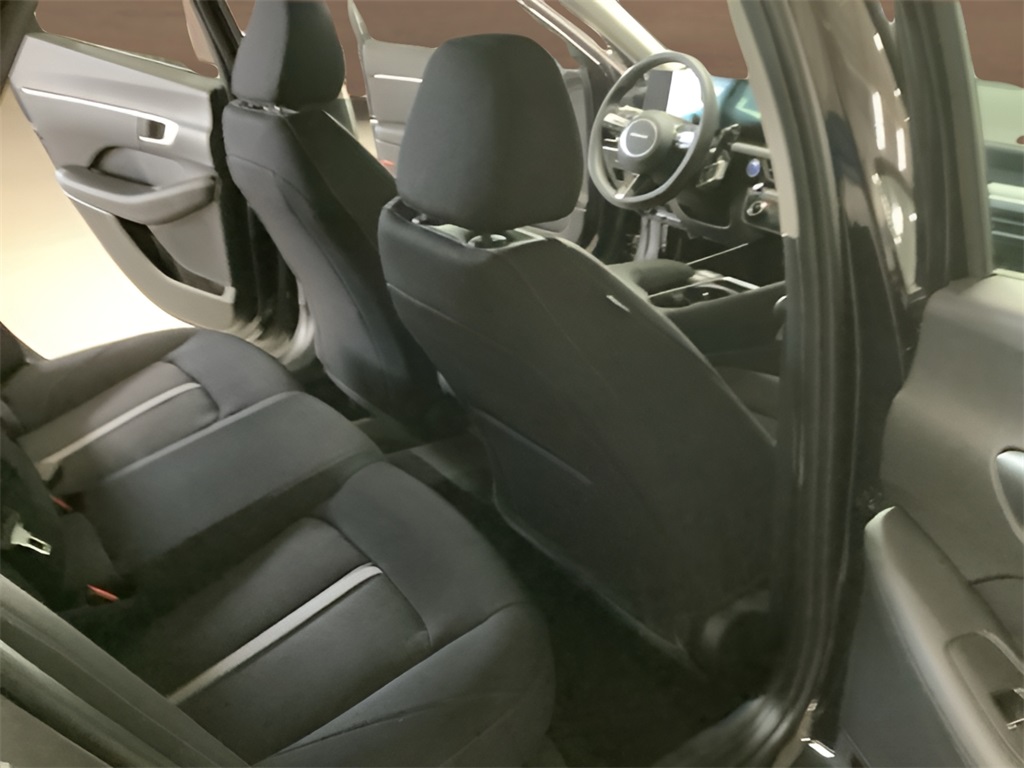 Vehicle image 16 of 28