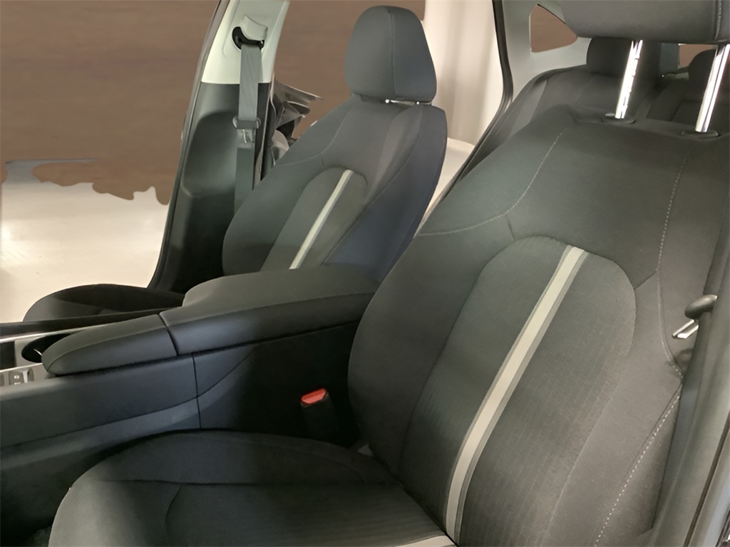 Vehicle image 13 of 28