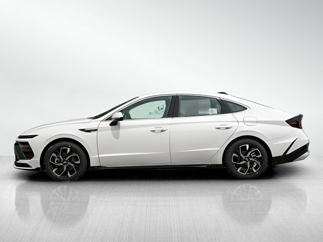 Vehicle image 4 of 24