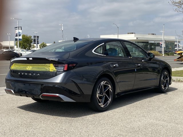 Vehicle image 4 of 19