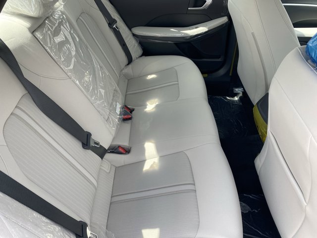 Vehicle image 11 of 19