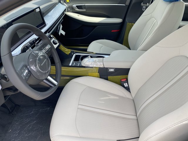 Vehicle image 13 of 19