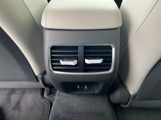 Vehicle image 17 of 19
