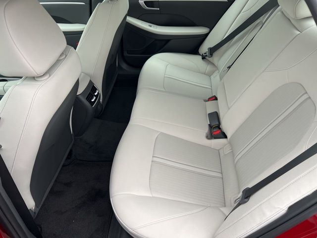 Vehicle image 16 of 19