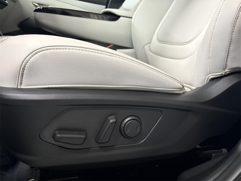 Vehicle image 15 of 42