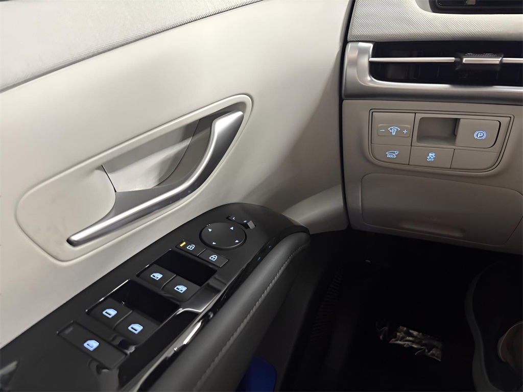 Vehicle image 14 of 42