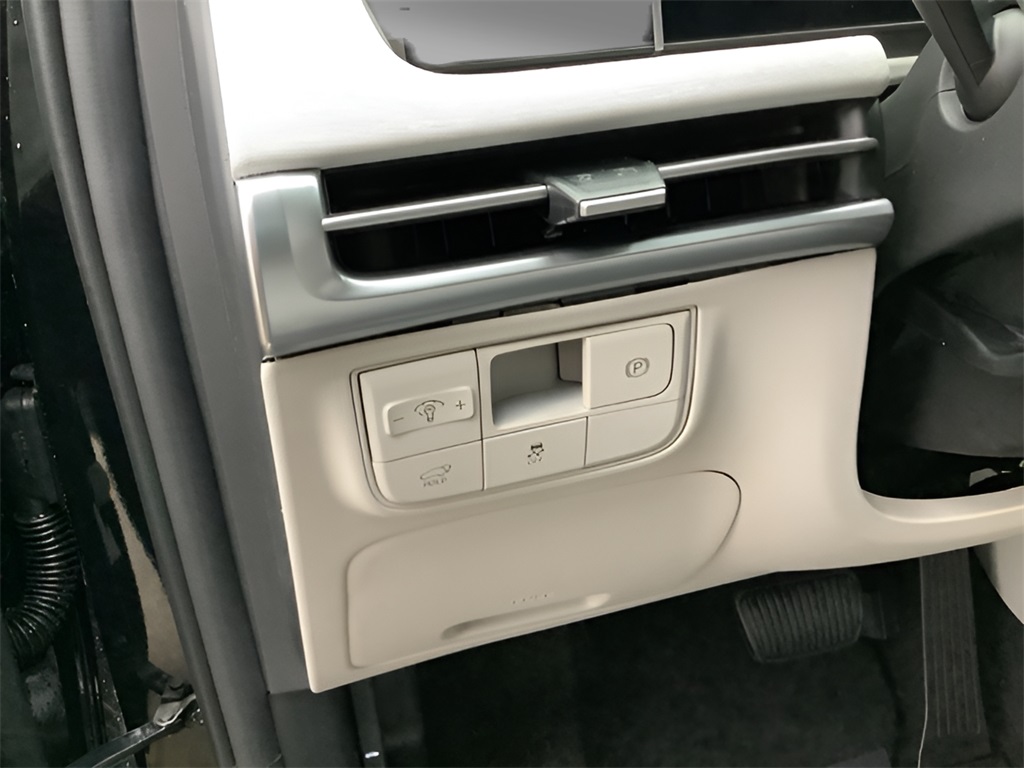 Vehicle image 11 of 33