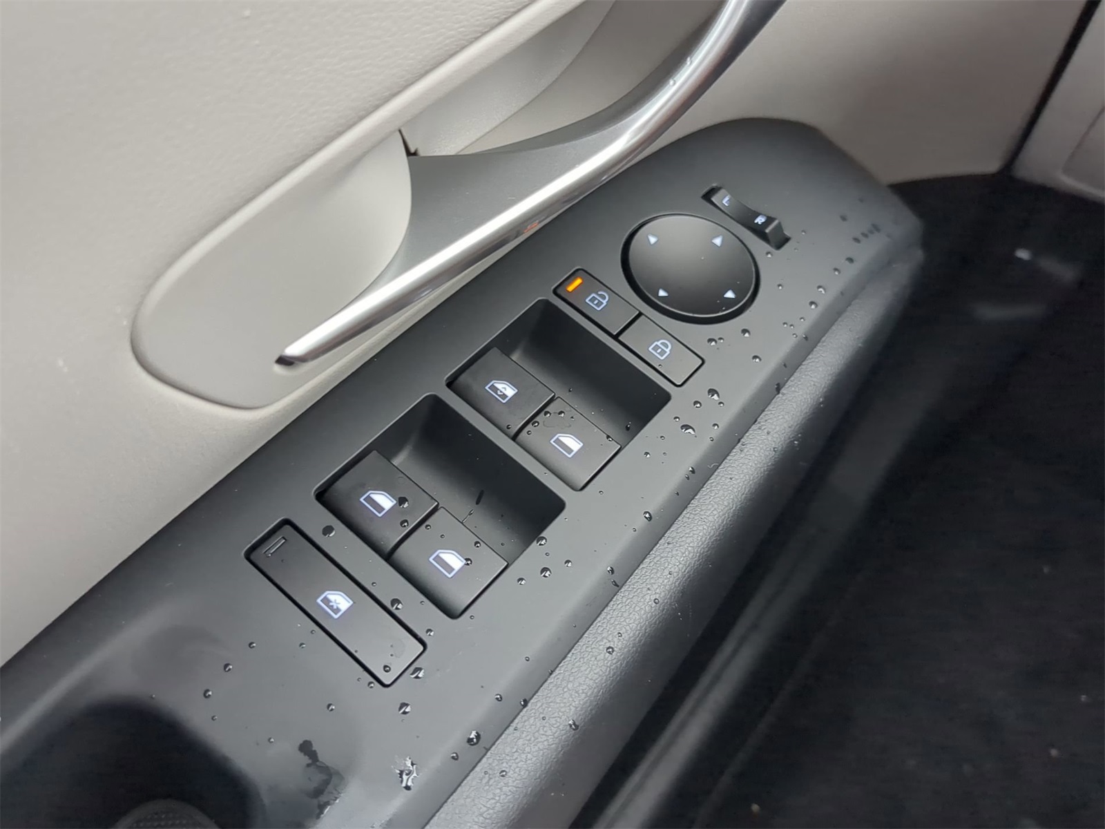 Vehicle image 32 of 38