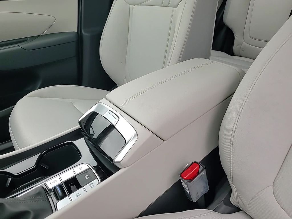 Vehicle image 18 of 23