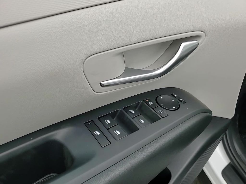 Vehicle image 19 of 23