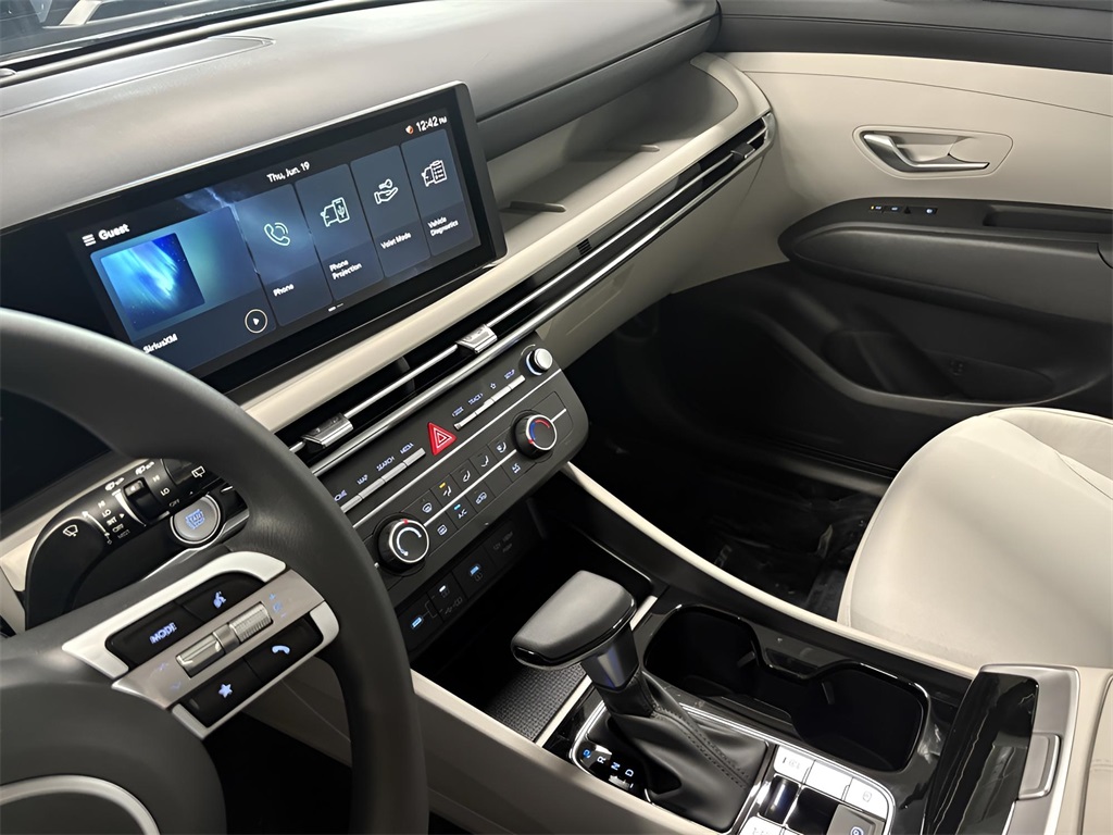 Vehicle image 15 of 25