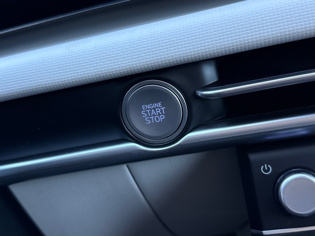 Vehicle image 11 of 12