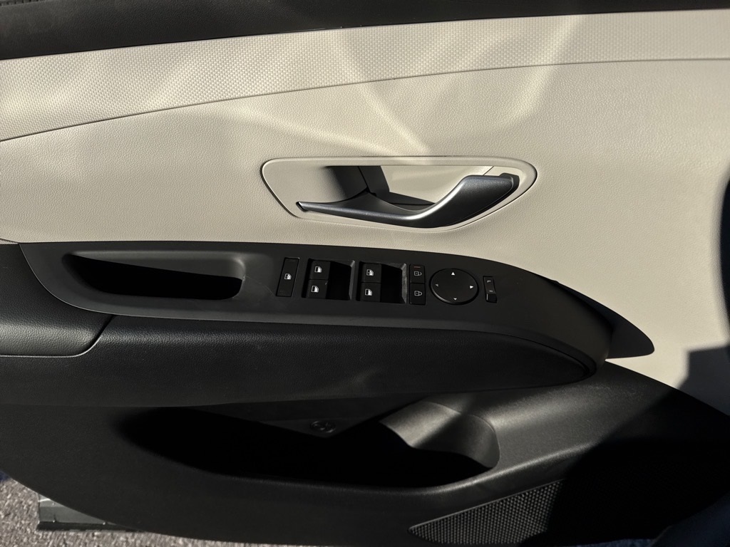 Vehicle image 10 of 12