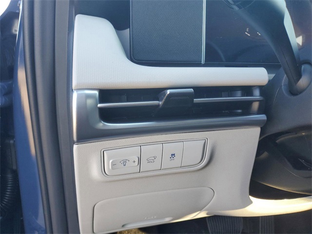 Vehicle image 32 of 36