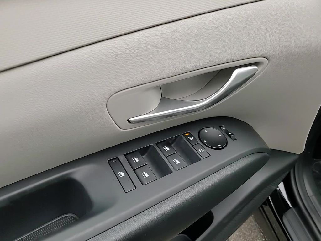 Vehicle image 19 of 23