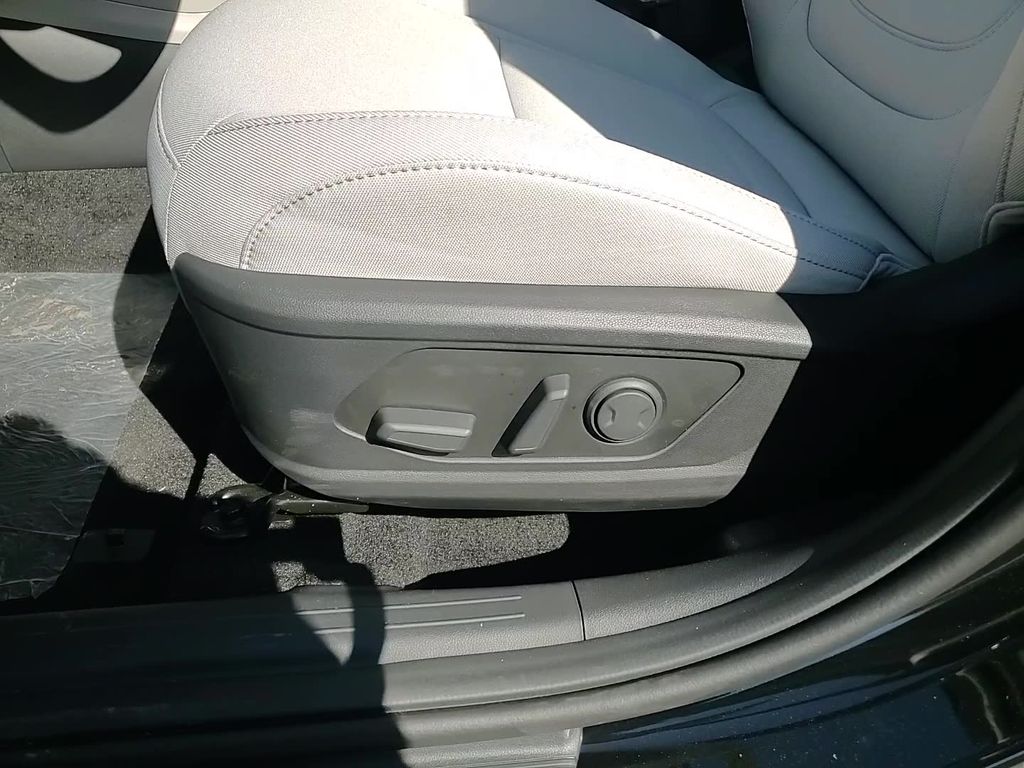 Vehicle image 21 of 24