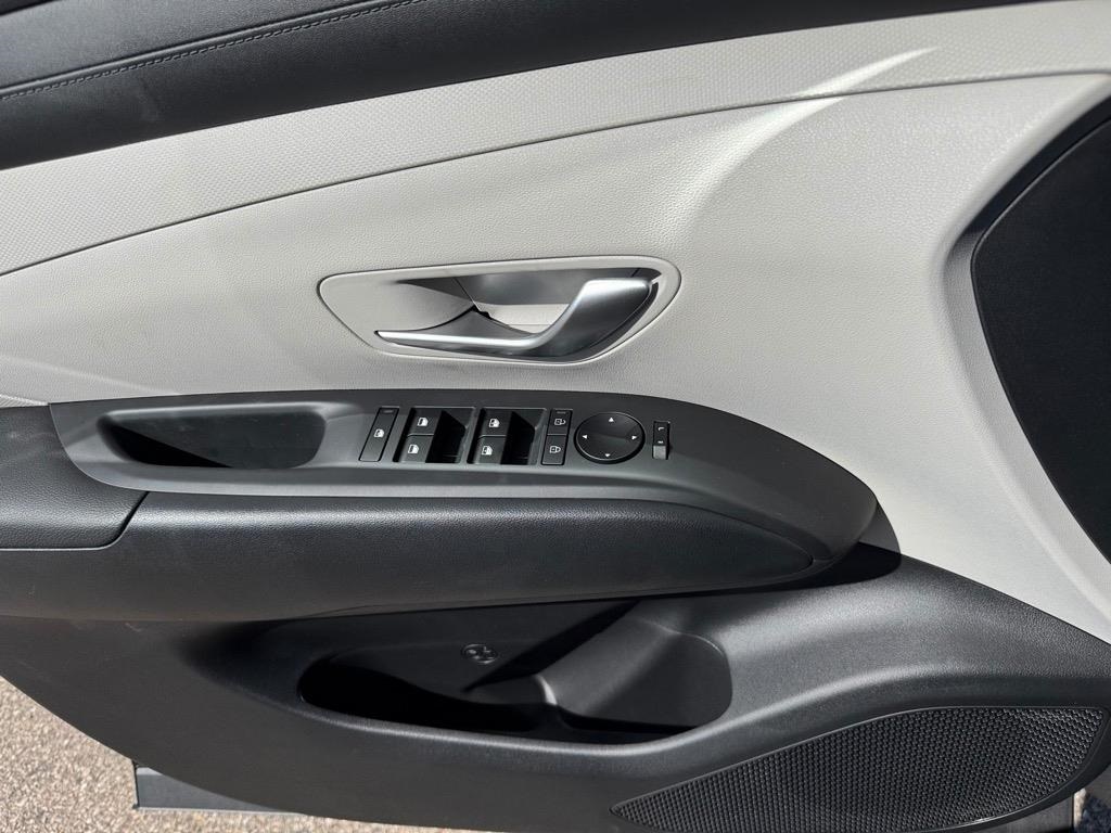 Vehicle image 11 of 12
