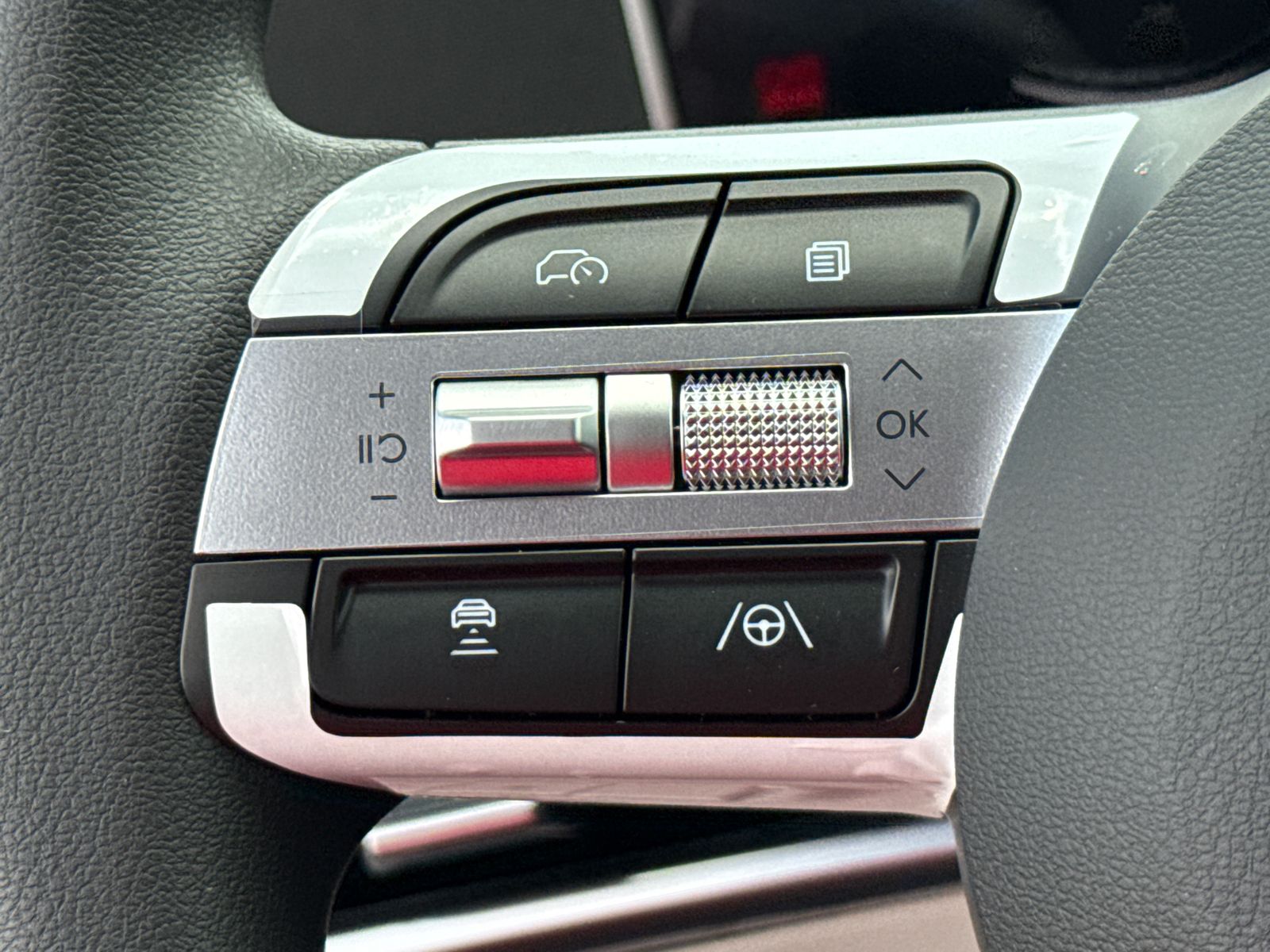 Vehicle image 25 of 40