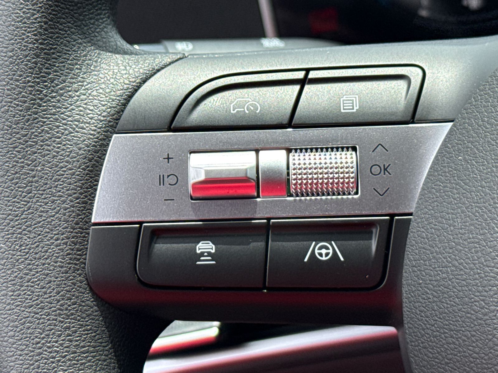 Vehicle image 25 of 40