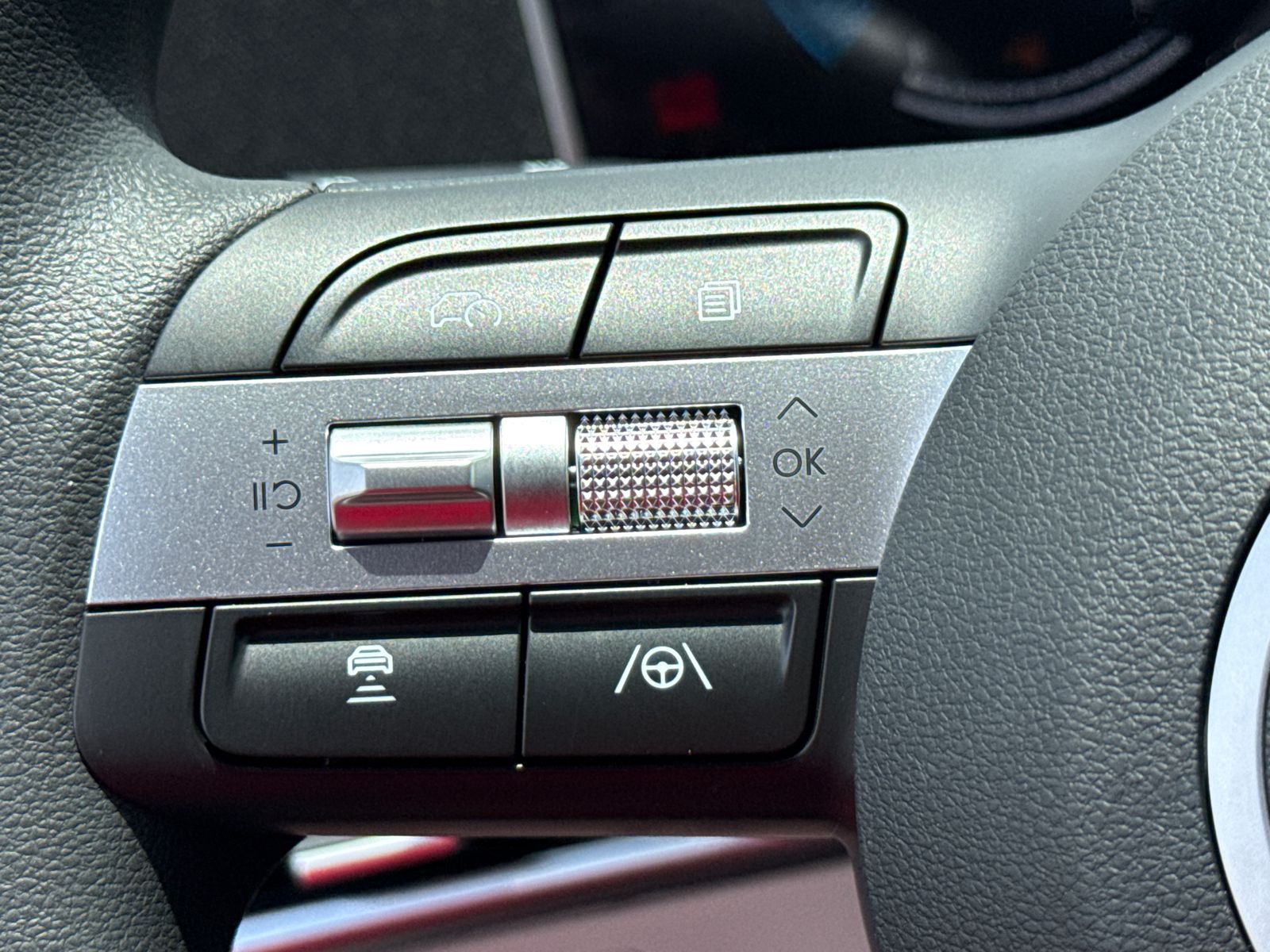 Vehicle image 25 of 40