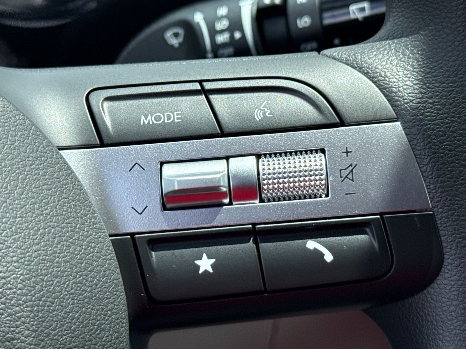 Vehicle image 26 of 40