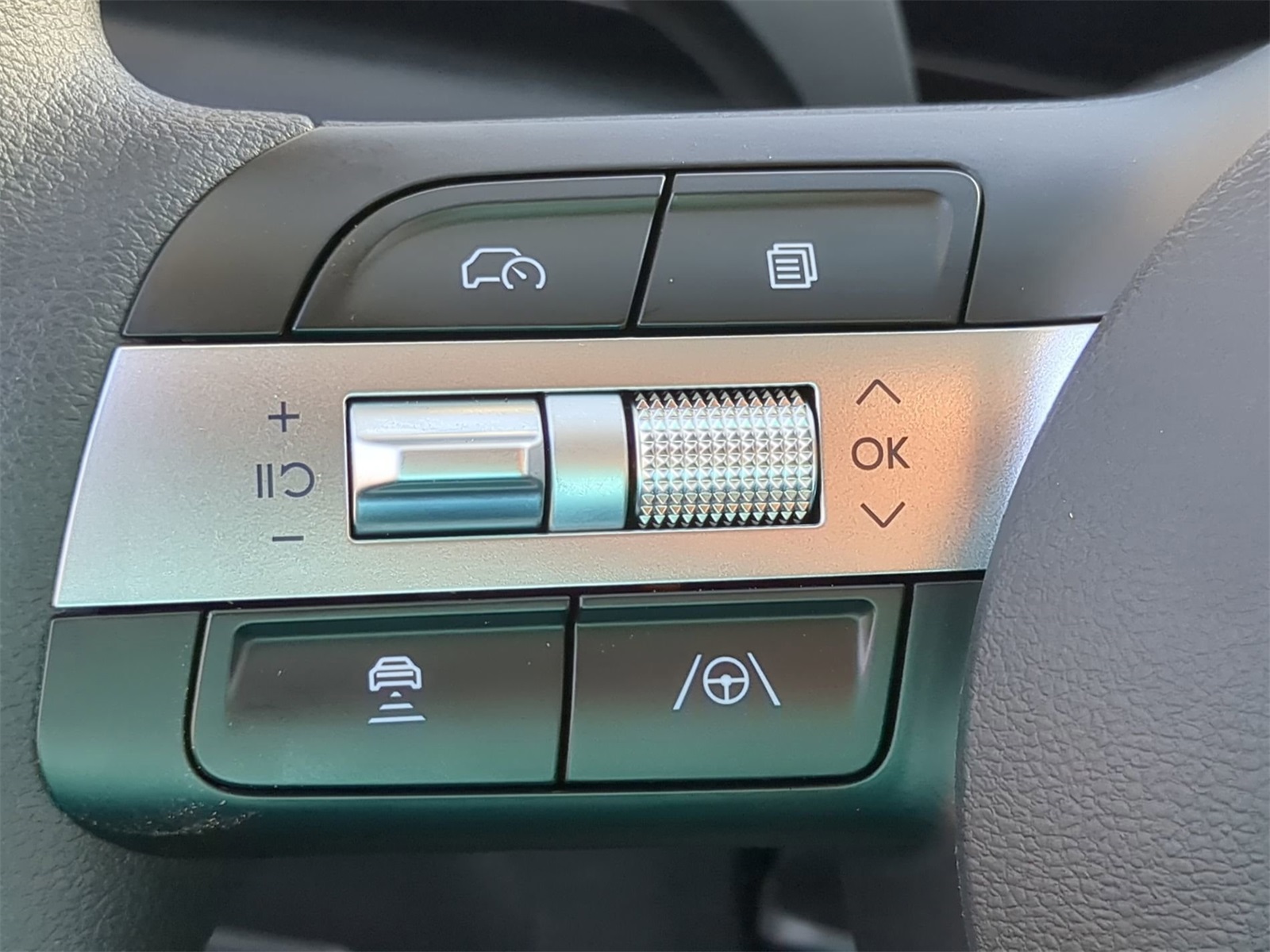 Vehicle image 33 of 38