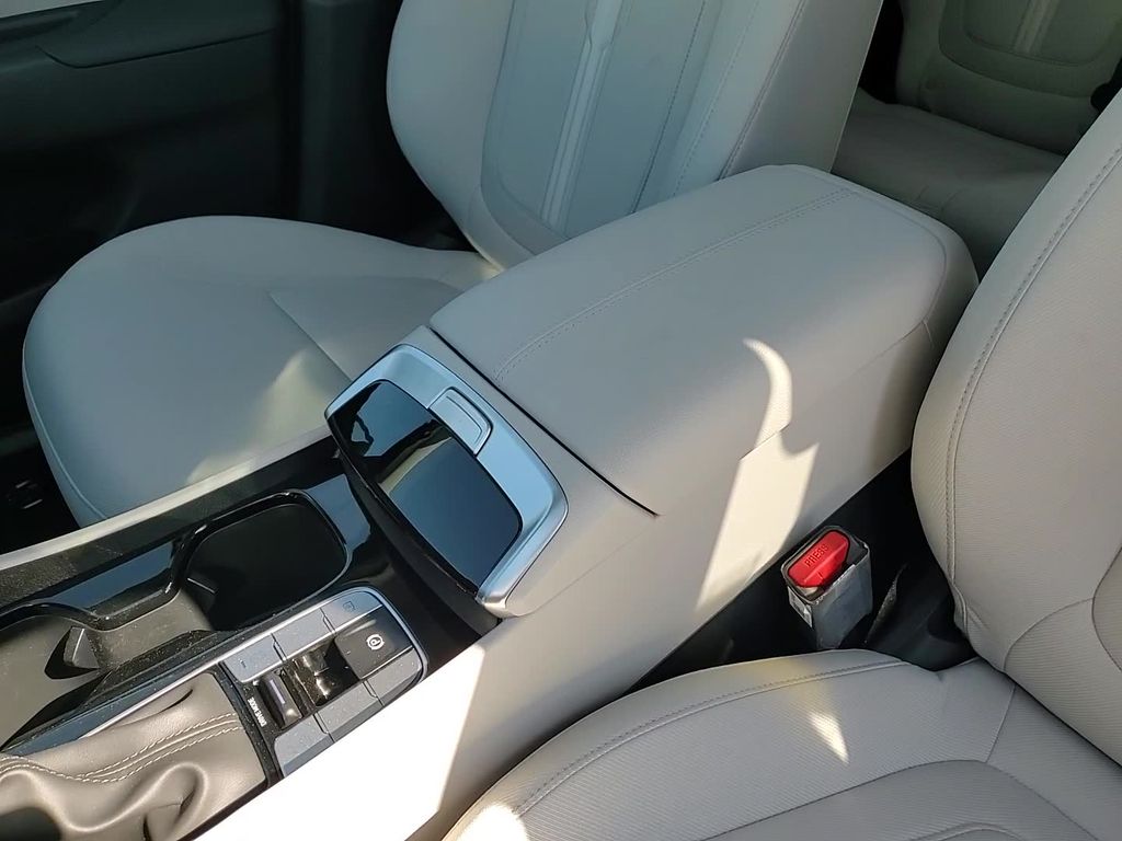 Vehicle image 23 of 24