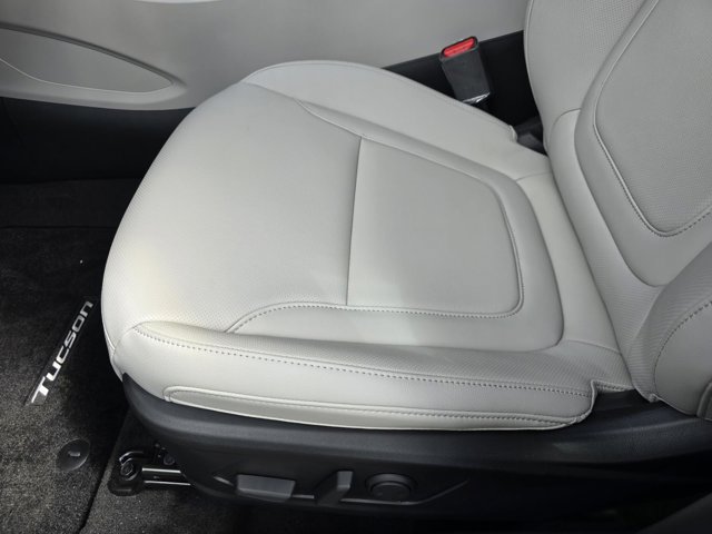 Vehicle image 16 of 28
