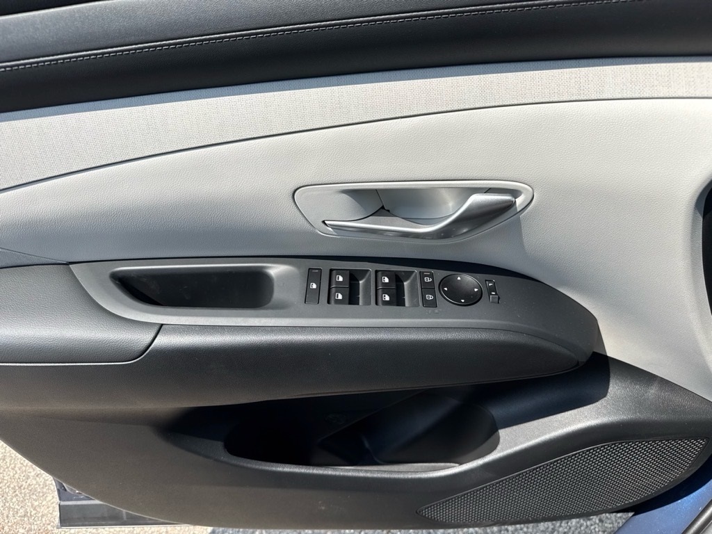 Vehicle image 11 of 12
