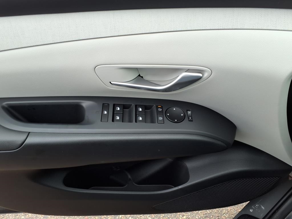 Vehicle image 10 of 12