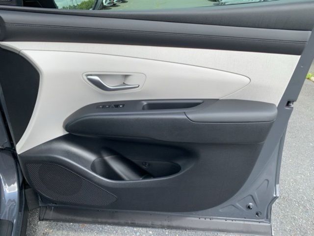 Vehicle image 33 of 40