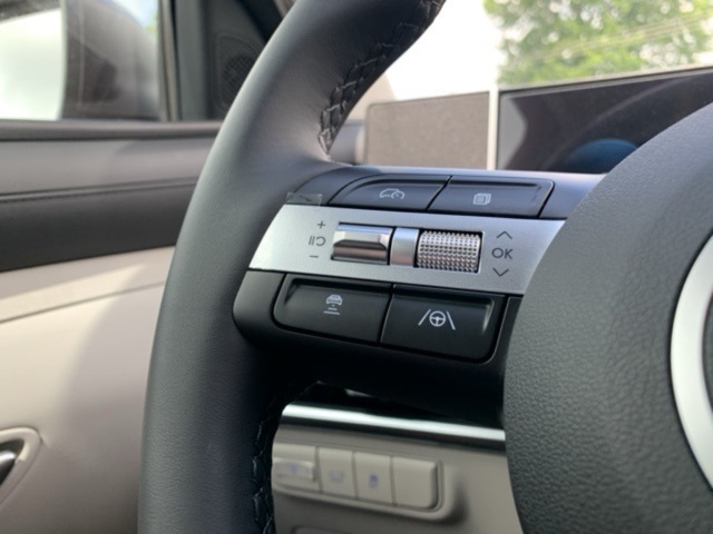 Vehicle image 21 of 40