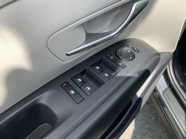 Vehicle image 17 of 40