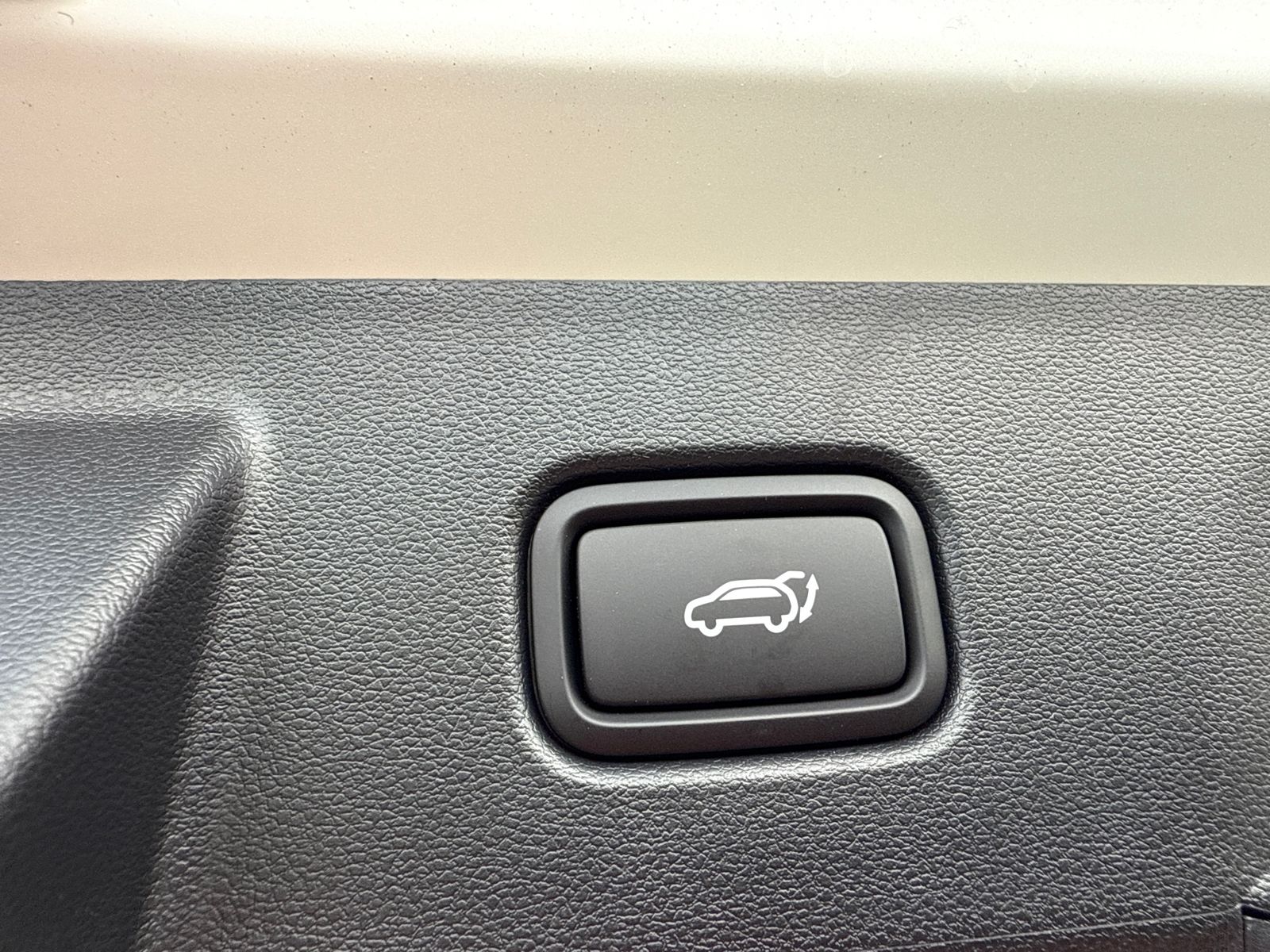 Vehicle image 19 of 40