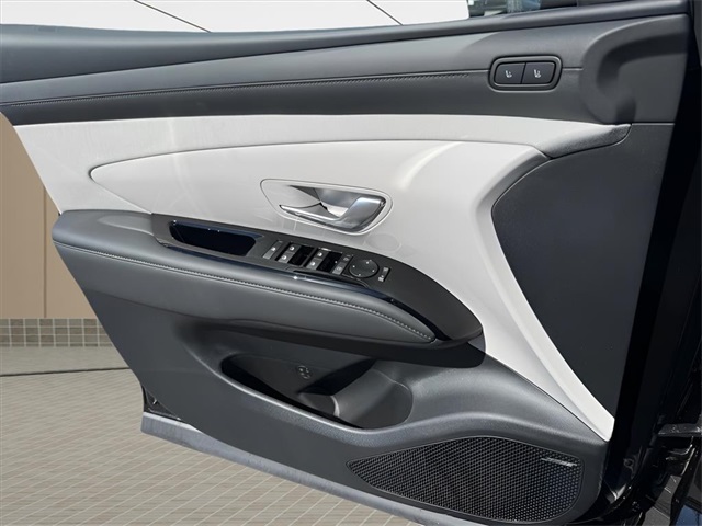 2025 Hyundai Tucson Hybrid Limited Image 17 of 22